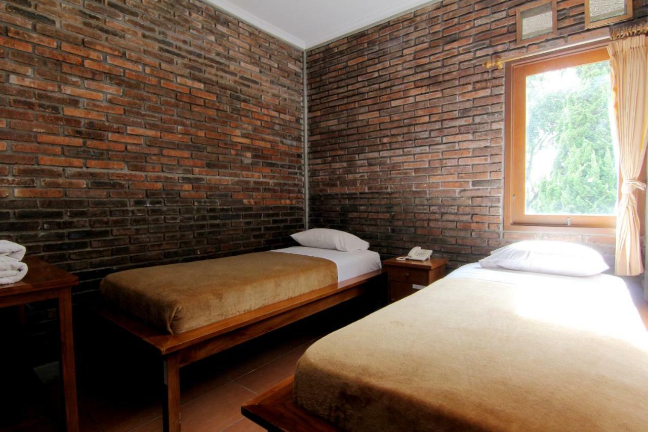Disaster Oasis Hotel Kaliurang Kültér fotó